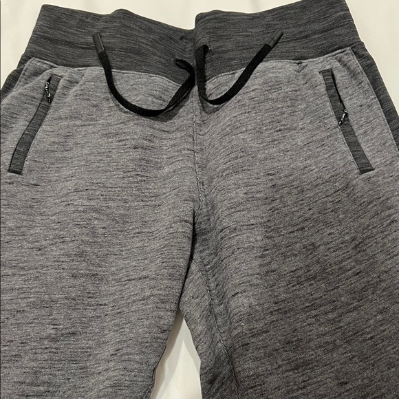 lululemon athletica Pants - Lululemon scuba jogger size 6 dark gray, with a darker blackish, gray stripe